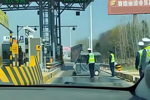 “老头乐”排队上高速公路被劝返，是否应该禁止该车型上路？