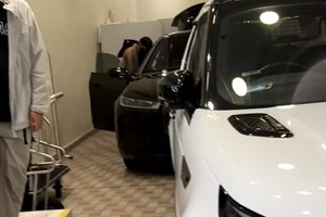 70岁周润发满头白发，自驾宝马IX被偶遇，网友：比年轻人还新潮