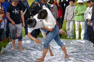 路偶藏式摔跤：你加这么多肥皂水几个意思？
