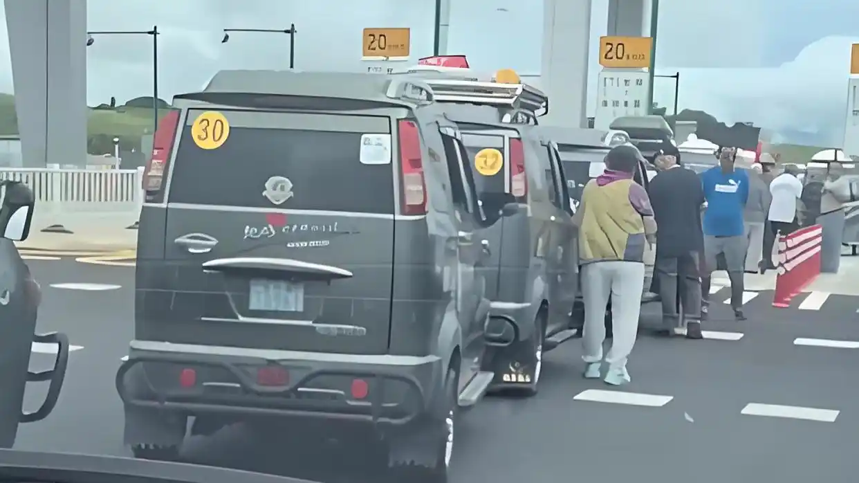 “老头乐”排队上高速公路被劝返，是否应该禁止该车型上路？