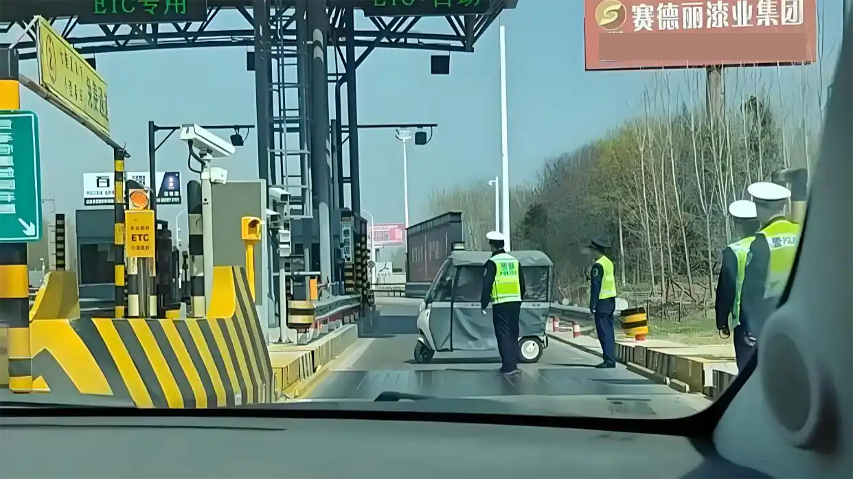 “老头乐”排队上高速公路被劝返，是否应该禁止该车型上路？