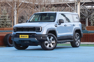 硬派SUV对决：BJ40增程VS坦克300 Hi4-T，电驱革命颠覆越野规则