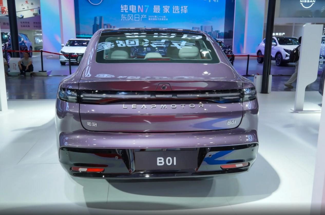 8.98万起的零跑B01，高低配差价3万怎么选？入门款配手动座椅