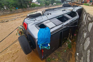 保定暴雨中的救援者：洪水冲走车辆后的生死脱险