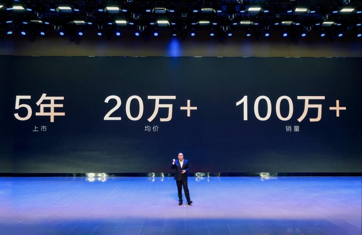 比亚迪汉第100万辆车主诞生：前女足门将赵丽娜
