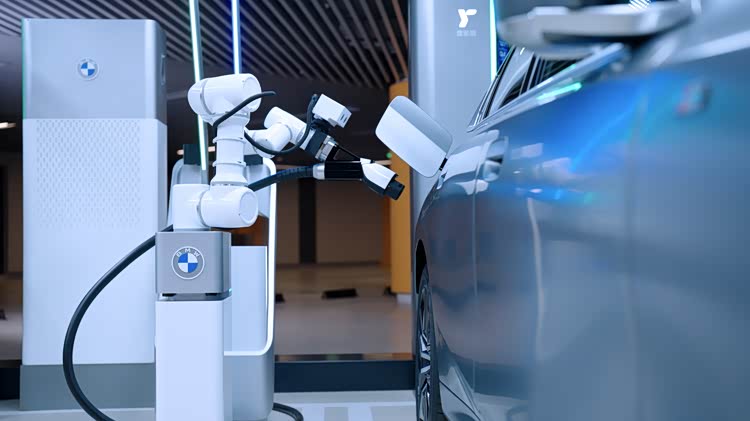 AI赋能新纪元：BMW自动充电机器人引领智能出行新风尚