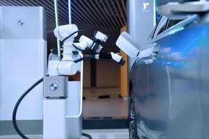 AI赋能新纪元：BMW自动充电机器人引领智能出行新风尚