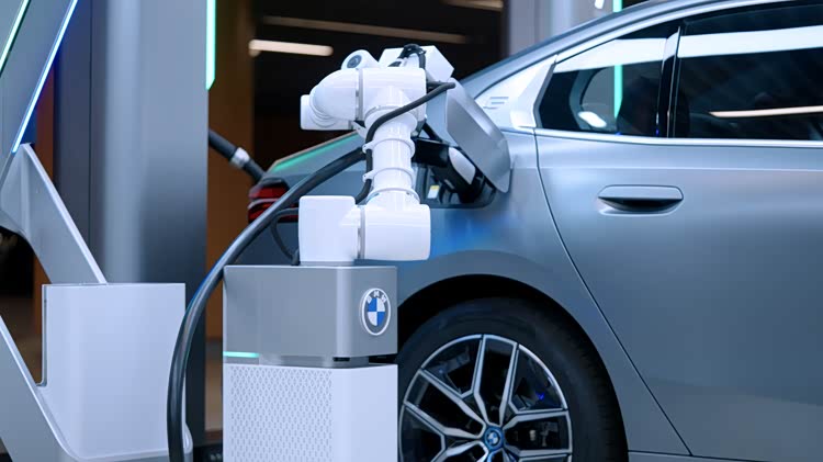 AI赋能新纪元：BMW自动充电机器人引领智能出行新风尚