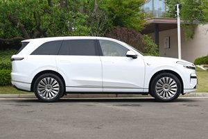 又一“9字辈”SUV来了，3排6座长超5米1，零重力座椅+像素大灯，全域900V