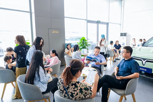 给岚图交付中心上强度，邓超粉丝围攻岚图FREE+，现场直接下订