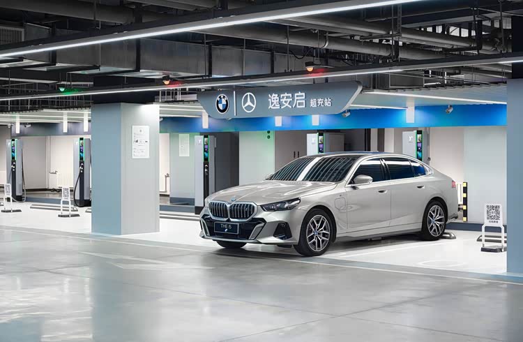 AI赋能新纪元：BMW自动充电机器人引领智能出行新风尚