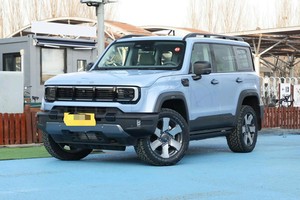 城市、户外都想兼顾，北京越野BJ40增程VS坦克300 Hi4-T，怎么选？