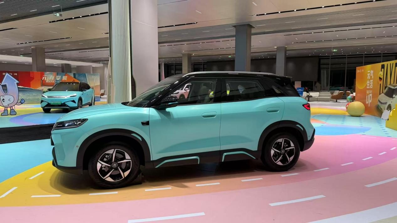 大空间、高安全，元UP 301KM领航型7.48万元起，年轻人第一台SUV