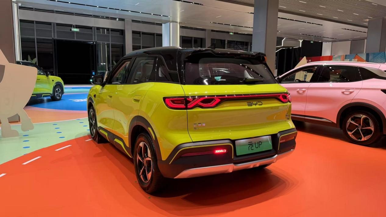 大空间、高安全，元UP 301KM领航型7.48万元起，年轻人第一台SUV