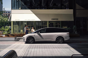 理想 i8 来了！32.18 万起的纯电六座 SUV