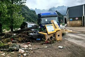 多人遭遇山洪、四辆车全被冲走，保险公司能赔偿损失吗？