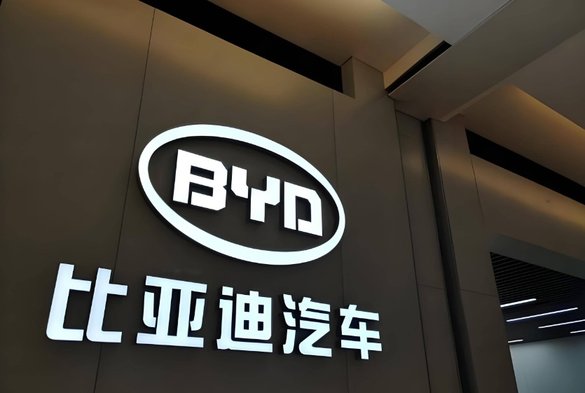 比亚迪：在舆论风暴中坚守前行的“孤勇者”
