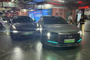 华为智驾加持,尊界S800自动泊车却撞了!交警请示3次才定尊界全责