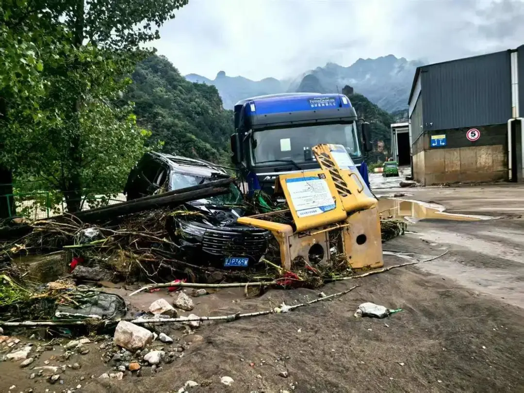 多人遭遇山洪、四辆车全被冲走，保险公司能赔偿损失吗？