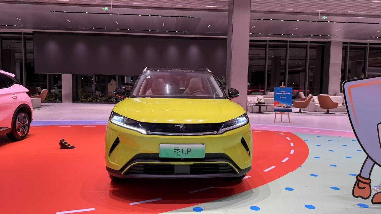 大空间、高安全，元UP 301KM领航型7.48万元起，年轻人第一台SUV