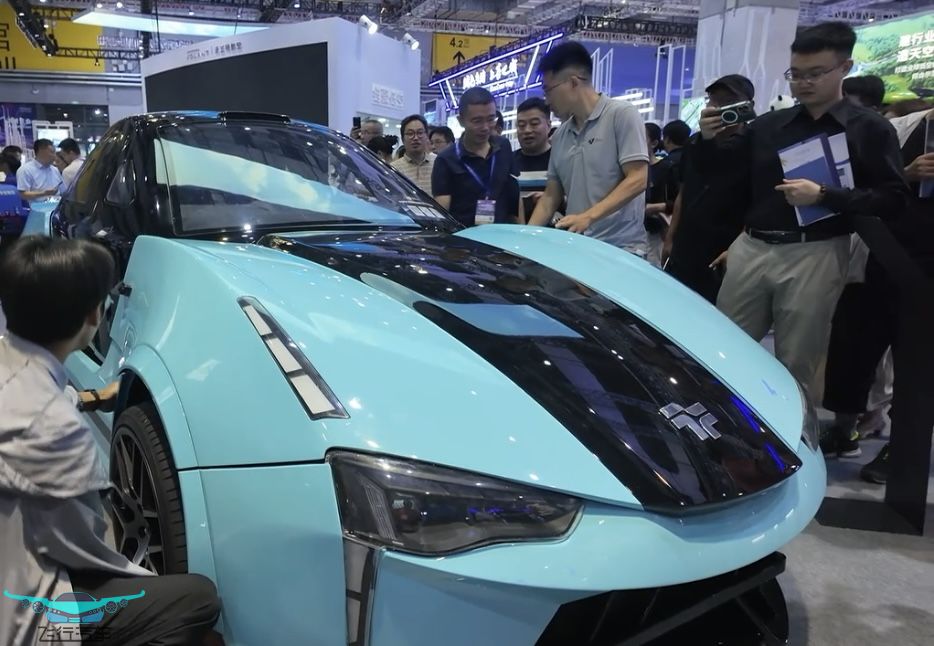 南京天路分体式飞行汽车亮相2025国际低空经济博览会