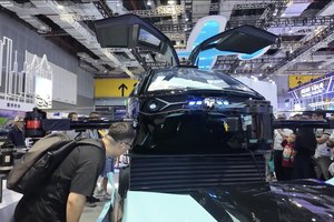 南京天路分体式飞行汽车亮相2025国际低空经济博览会
