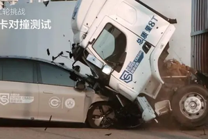 三问理想i8撞乘龙重卡