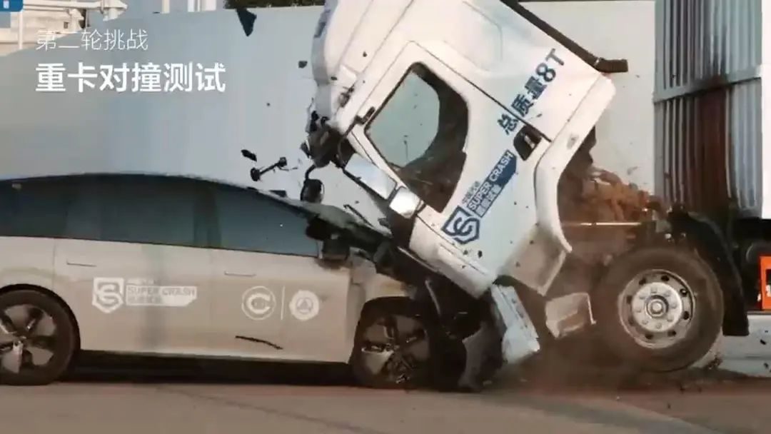 理想i8“撞飞”重卡遭打脸？乘龙卡车喊冤：虚假宣传，法务部介入