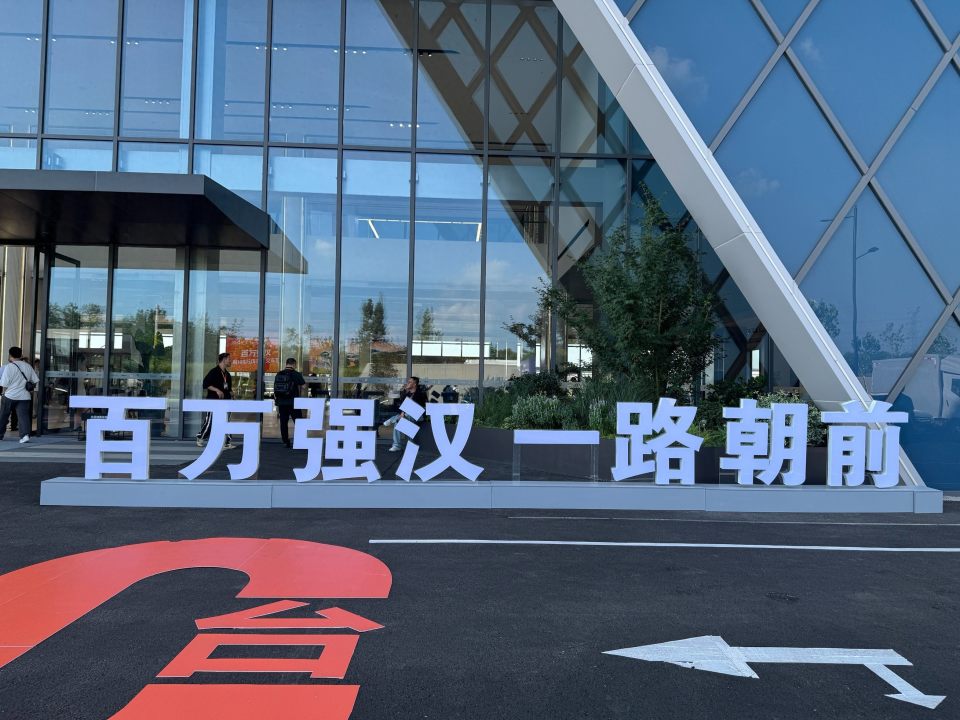 百万强汉 一路朝前 第100万汉车主交车暨汉L赛道体验日活动盛大举行