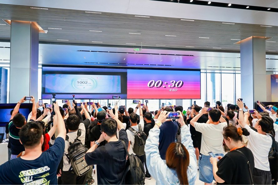比亚迪汉家族：百万荣耀，汉L 引领性能新巅峰