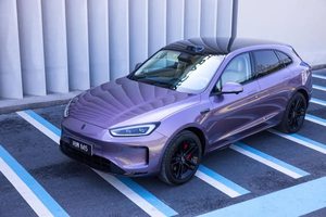 破界·驭境：问界新M5 Ultra“陆地小坦克”登陆《荒野行动》
