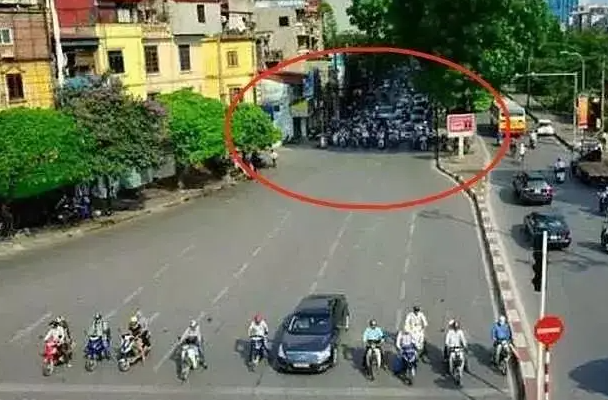 “避晒式等灯”不仅缺德而且违法，汽车司机们不要过于矫情