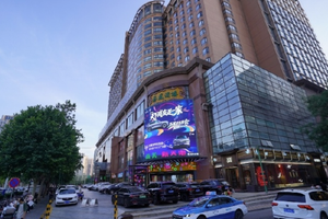 岚图用户自发点亮城市地标！与热爱为伍，共赴2025用户之夜