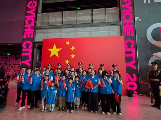 宜车城红了！原天安门国旗护卫队首赴安徽 演绎国家级升旗盛典