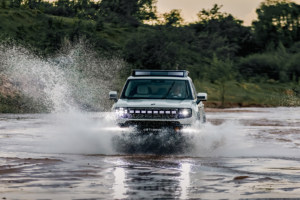 三电机真四驱+后锁，220km纯电续航，600mm涉水深度，能城能野