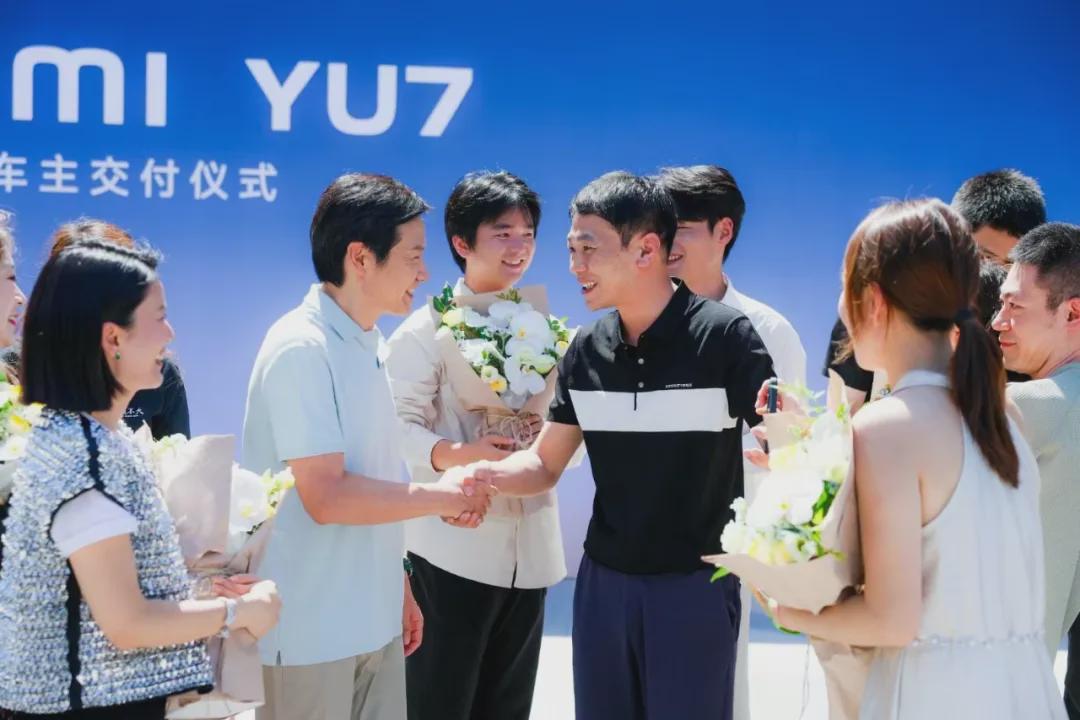小米YU7开启交付 雷军给车主开门合影 交付能力或成考验