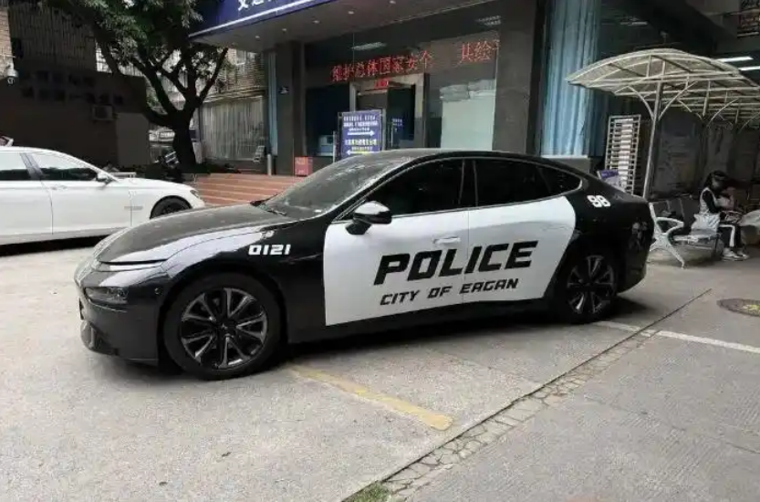 男子自制警车上路驾驶发生剐蹭，露馅后已被采取刑事强制措施
