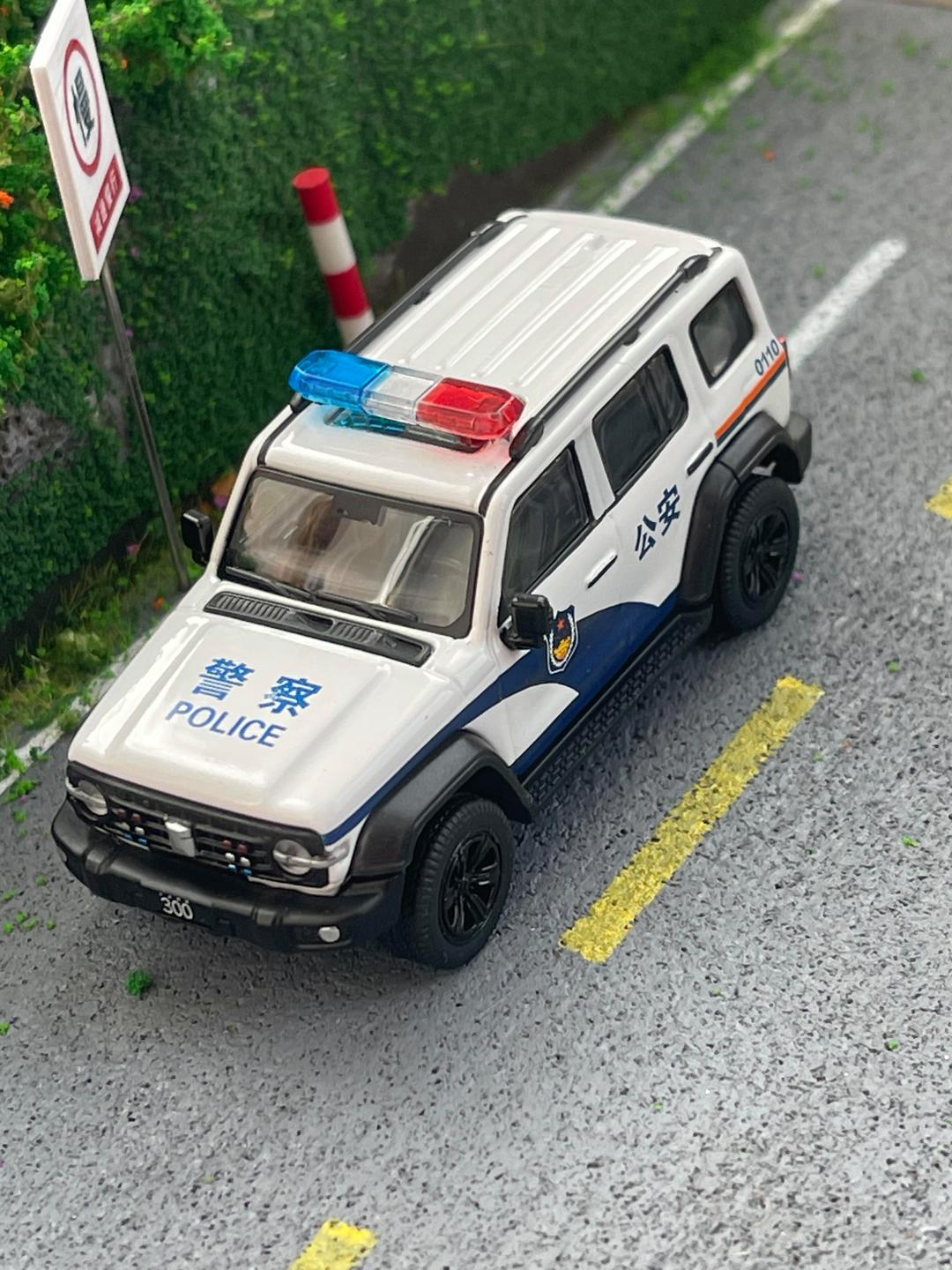 男子自制警车上路驾驶发生剐蹭，露馅后已被采取刑事强制措施