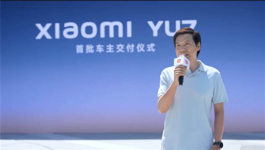 还是小米会玩儿，首批小米YU7交付，雷军和车主合影给车主开门