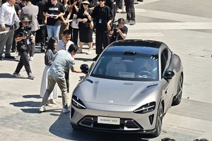 小米YU7开启交付 雷军给车主开门合影 交付能力或成考验