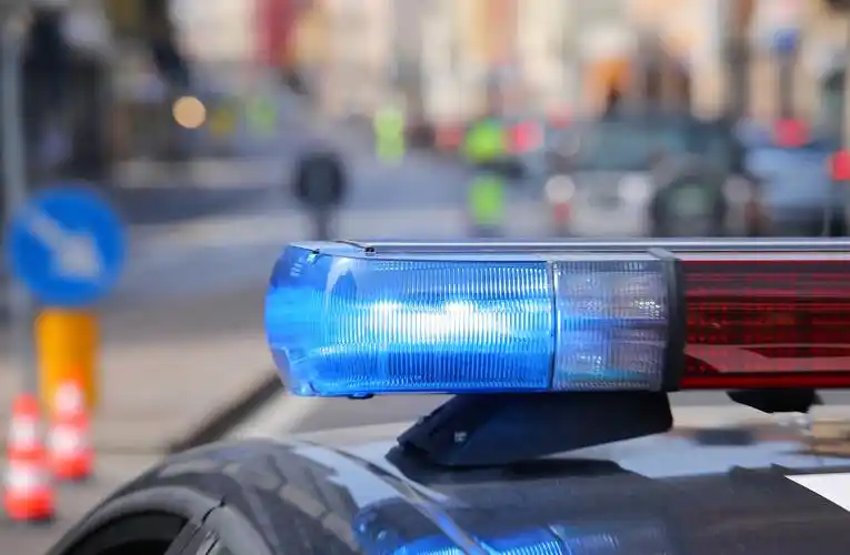 男子自制警车上路驾驶发生剐蹭，露馅后已被采取刑事强制措施
