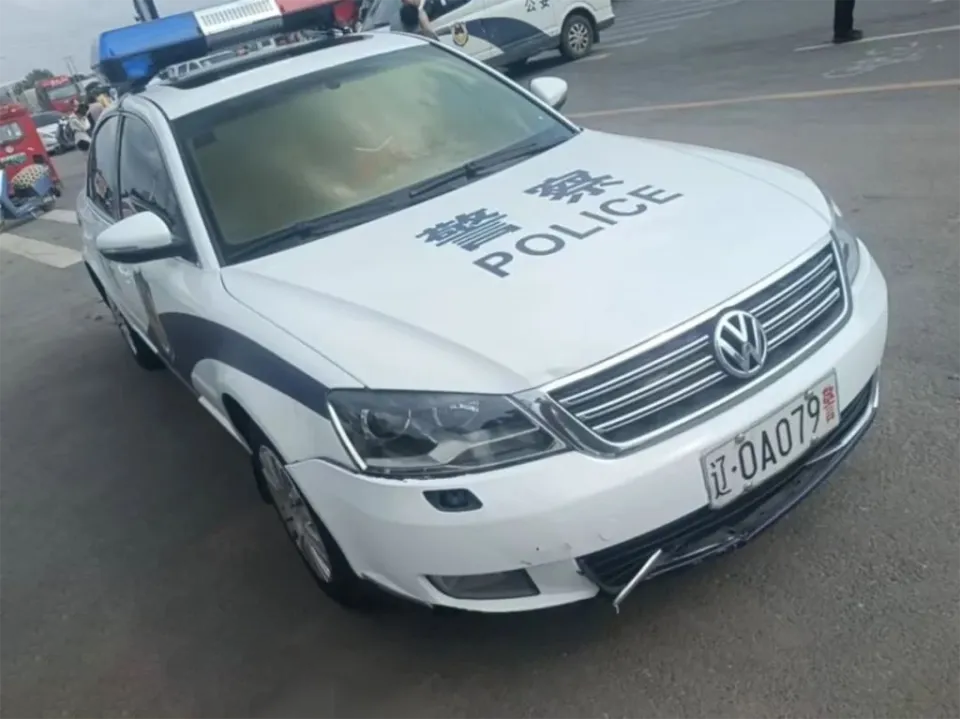 男子自制警车上路驾驶发生剐蹭，露馅后已被采取刑事强制措施