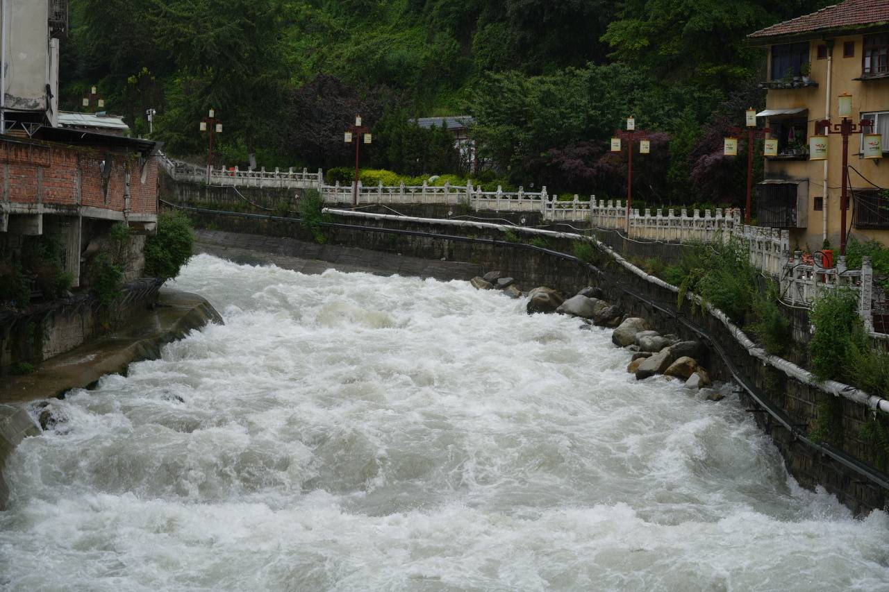 驾着橙色坦克300，闯进川西油画
