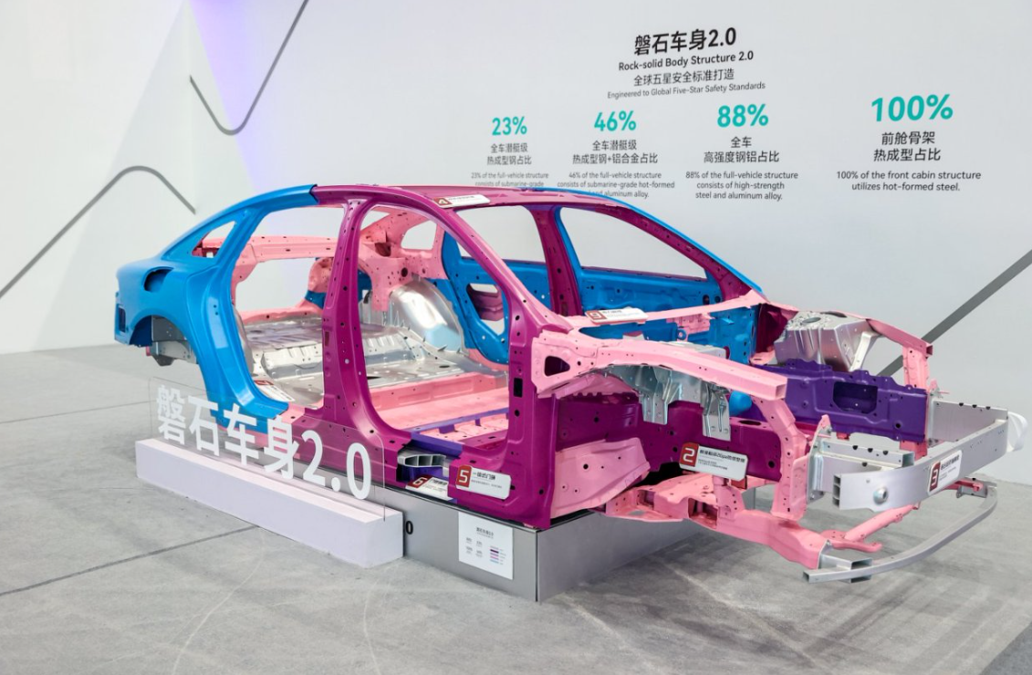 2500km综合续航+4.9 秒破百！风云A9L上市13.99万起