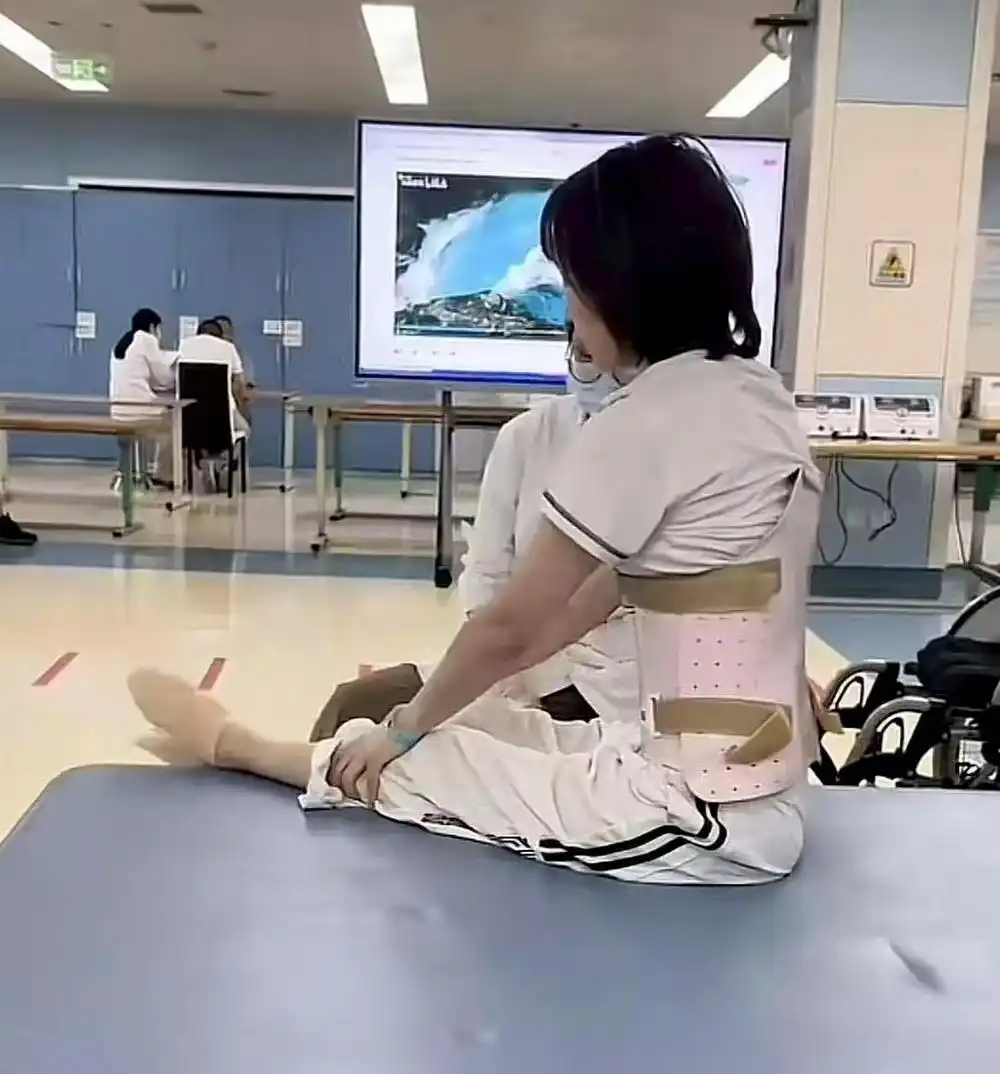 甘肃男子驾车出车祸导致女友截瘫后全家失联！评论：别想跑，需担责