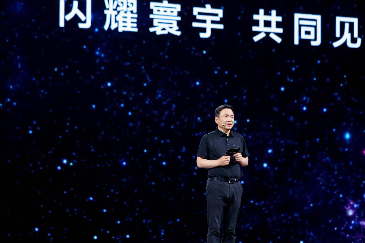 享界登顶30万+高端轿车销冠 新车标“闪耀”亮相