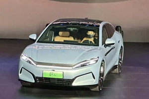 手握17万，凯美瑞向下/汉L向上，降价丰田与涨价比亚迪该咋选？