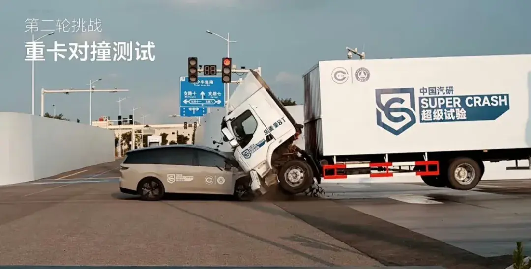 理想侵权！理想i8撞飞卡车，到底哪里不对劲儿？