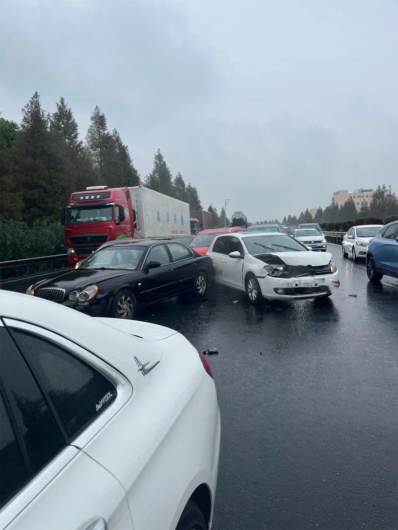 高速公路雨天行车须知：中大雨或雨雾混合天气限速需低于60公里