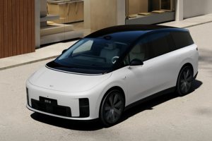 理想i8撞翻乘龙卡车，是“作秀”还是对自身产品的“迷之自信”？